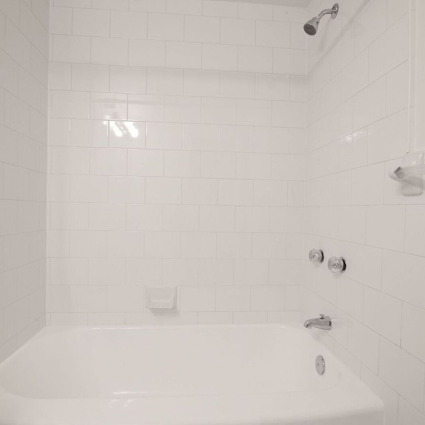 3555 Cote-des-Neiges Road, Montréal, QC - Photo 1