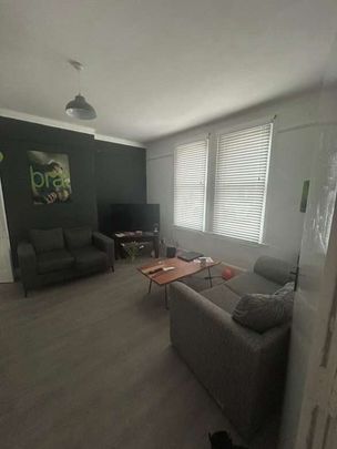 7 Bed Semi-Detached House, Castle Boulevard, NG7 - Photo 1