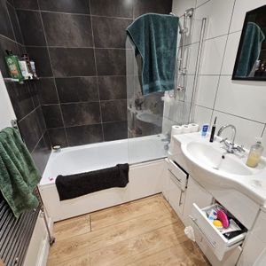 1 Bed - flat 7, 35 Richmond Road, Headingley, Leeds - LS6 1BX - Student - Photo 3