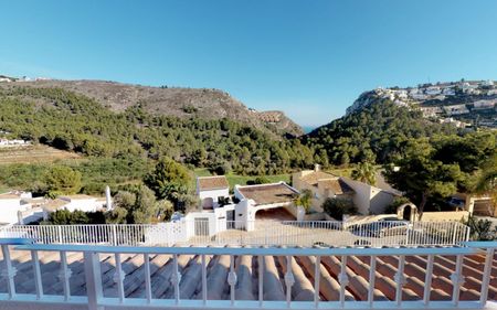 Se alquila para todo el año un estupendo chalet independiente con piscina en Moraira - Photo 5