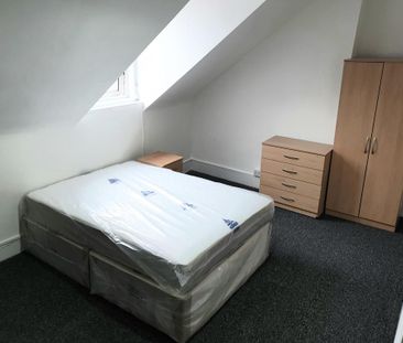 8 bedroom house of multiple occupation to rent - Photo 3