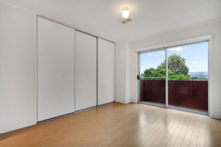 Beautiful Townhouse Overlooking Park! - Photo 2