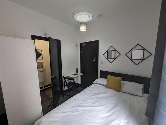 1 bedroom in a house share to rent - Photo 1