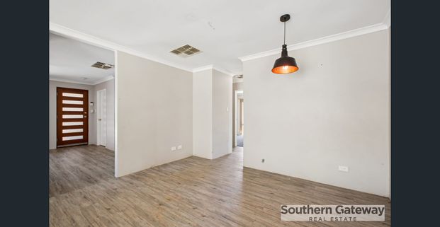 COSY FAMILY HOME IN CONVENIENT LOCATION - Photo 1