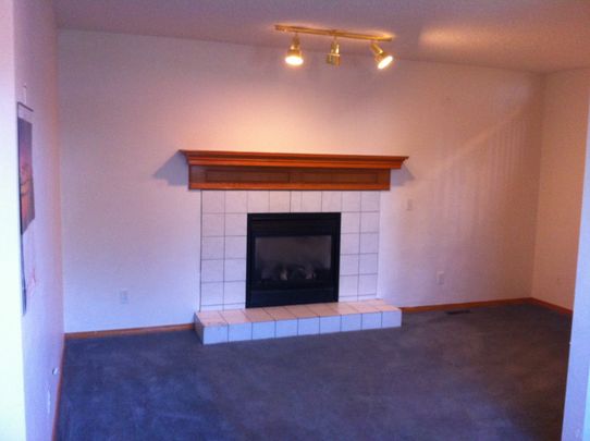 Fresh paint, renovated! double garage single family home in Sandstone! - Photo 1