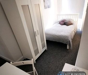 1 bedroom in a flat share to rent - Photo 2