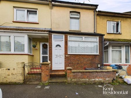 3 bed house to rent in Charter Street, Gillingham, ME7 - Photo 5