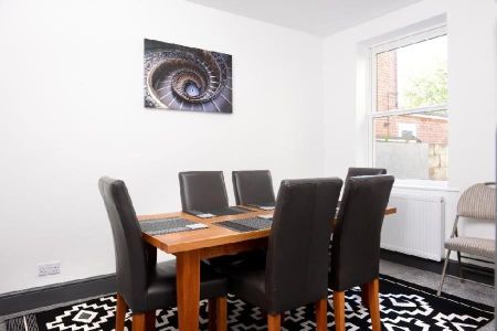 4 Bed Terraced House, Derby Road, SO14 - Photo 2