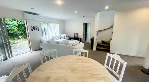 Modern 5-Bedroom Family Home in a Prime Location - Photo 1