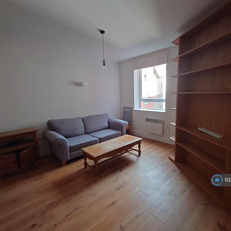 2 bedroom flat to rent - Photo 1