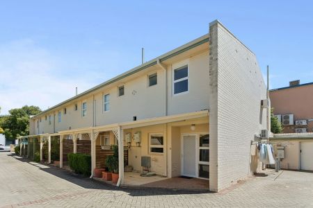 Fully-furnished townhouse **6 Month Lease preferred** - Photo 2