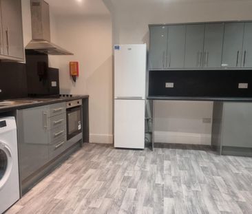 1 bedroom Flat To Let - Photo 2