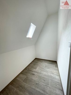 Frisch saniert – Moderne 3-Raum-Dachgeschosswohnung in Aue zu vermieten - Photo 1