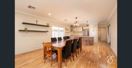 EASY LIVING IN CONVENIENT SUBURB! - Photo 2