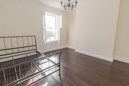 3 Bedroom Maisonette - Photo 2