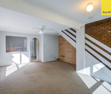 Spacious 2-Bedroom Townhouse in Prime Location - Photo 5