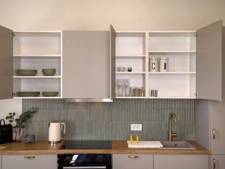 For rent a modern and recently furnished studio, located in a historic building, a five-minute walk from the University of Medicine and Pharmacy. - Fotografie 3