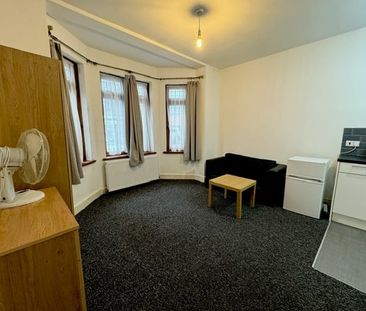 Studio Flat, Green Lane, IG3 - Photo 5