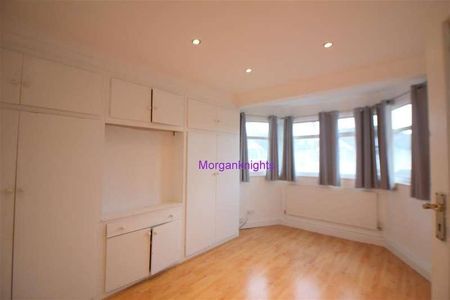 Deynecourt Gardens, Wanstead, E11 - Photo 3