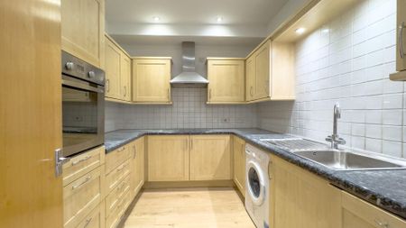 Ravenscroft, High Road, Broxbourne - Photo 4