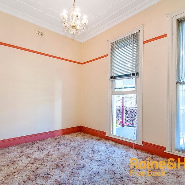 Conveniently Located Apartment - Photo 1