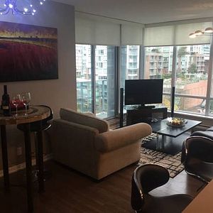 FURNISHED Park view 2bd/2bath+Den in Atelier. Lux Gym & Rooftop Patio - Photo 2