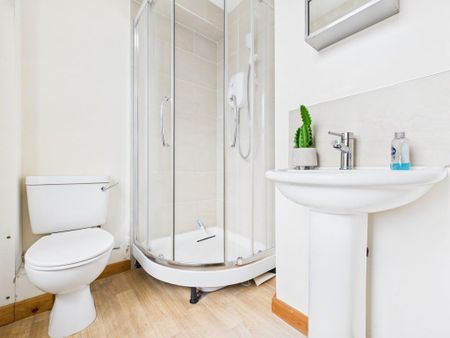 1 bedroom in a house share to rent - Photo 5