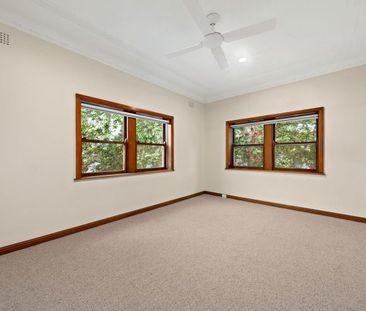 Freshly Renovated Top-Floor Three-Bedroom Apartment - Photo 3