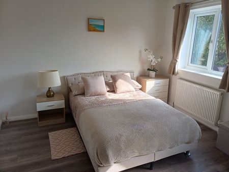 Room in a Shared House, Dempsey Close, SO19 - Photo 3