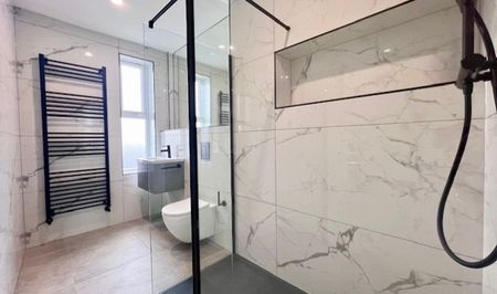 Charming 3-Bedroom Home Near City Centre - Photo 2