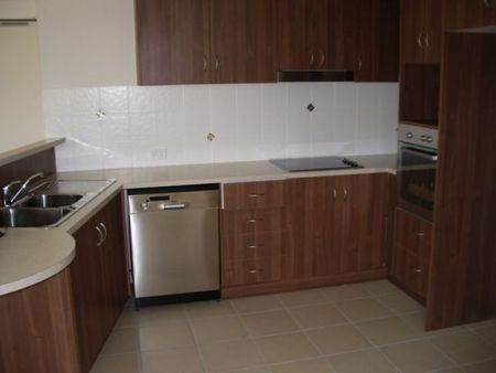 1/32 Camp Street, Mundingburra QLD 4812 - Townhouse For Rent | Domain - Photo 4