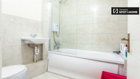 Bed in a twin room in a 2-bedroom flat in Silicon Docks - Photo 2