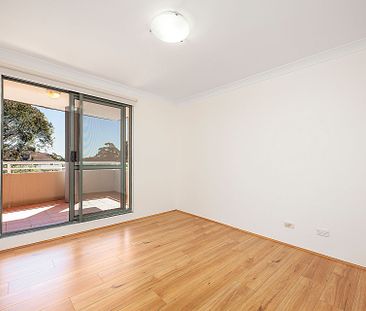 Spacious Apartment with Leafy Outlook &ast;&ast; Available Now &ast;&ast; - Photo 5