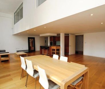 An impressive two double bedroom, split-level apartment with double... - Photo 2