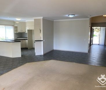 Family home on the water with Pontoon! - Photo 2