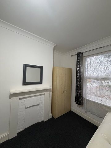 Room in a Shared House, Wood St, E17 - Photo 3