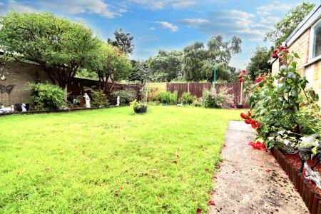 Get ready! 2/3 Bedroom bungalow in a popular spot just off Sands Lane in Oulton Broad, Detached with gardens, garage & Driveway REQUEST YOUR VIDEO TOUR TODAY! - Photo 5