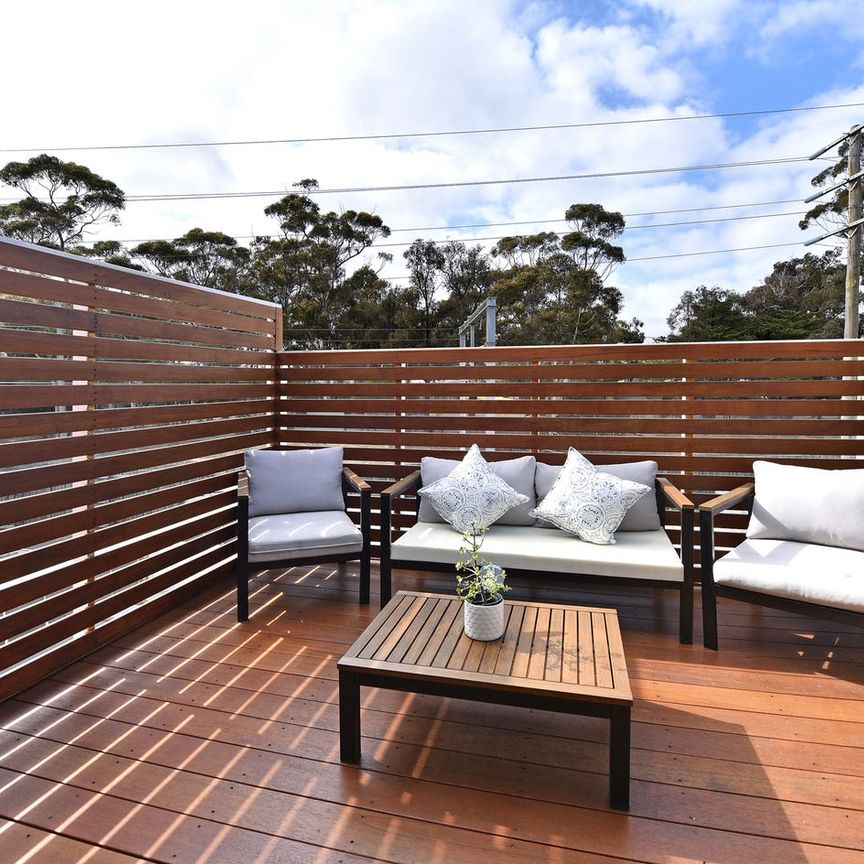 MODERN 2 BEDROOM TOWNHOUSE! - Photo 1