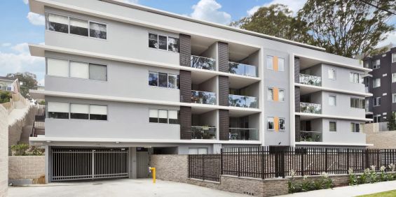 Immaculately Presented Sub-Penthouse in Convenient Position - Photo 3