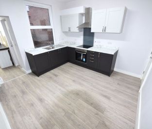 4 bedroom House in Highthorne View, Leeds - Photo 4