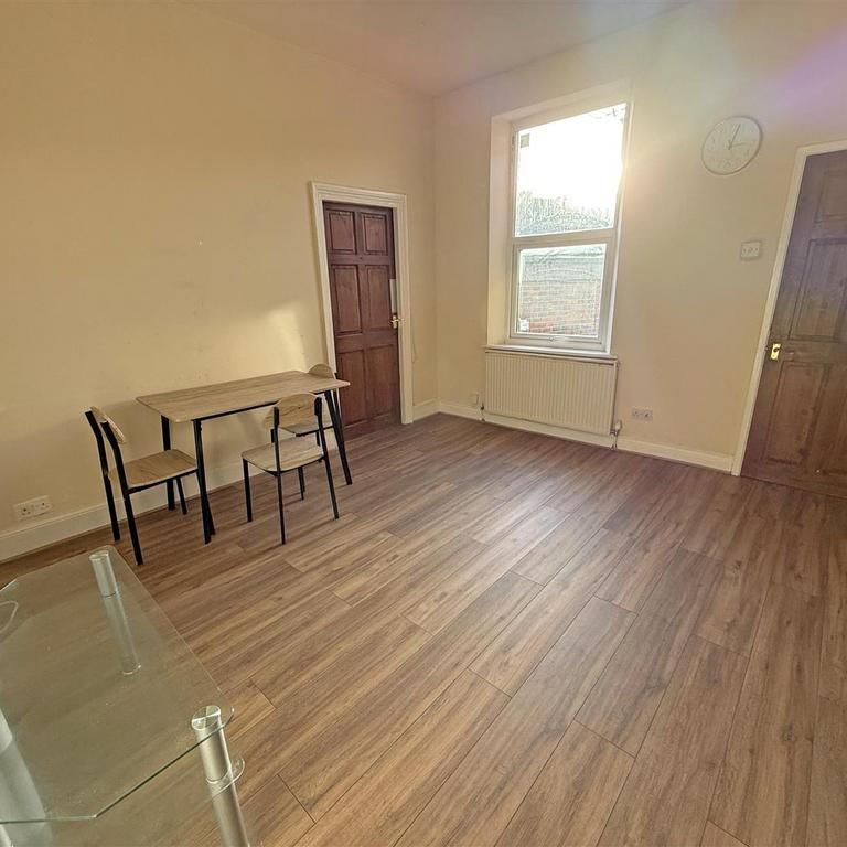 3 bedroom flat to rent - Photo 1