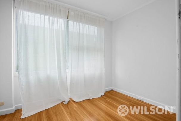 SPACIOUS 2-BEDROOM UNIT IN PRIME ST KILDA EAST LOCATION! - Photo 1