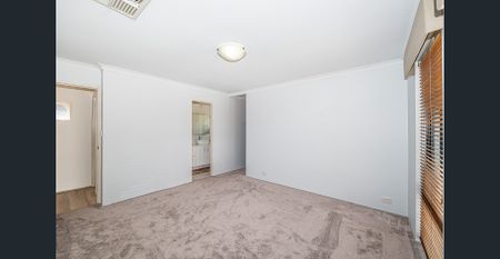 MODERN & COMFORT FAMILY HOME! - Photo 3