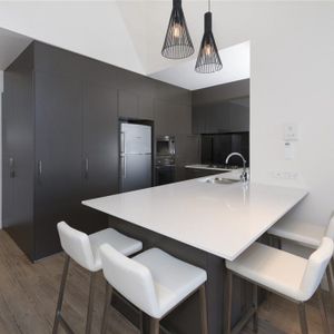 Large 1 bedroom furnished apartment - Photo 2