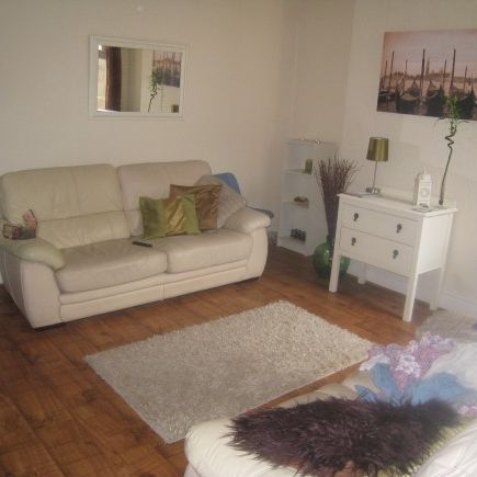 House with 4 Double Bedrooms close to Uni Campuses - Photo 1