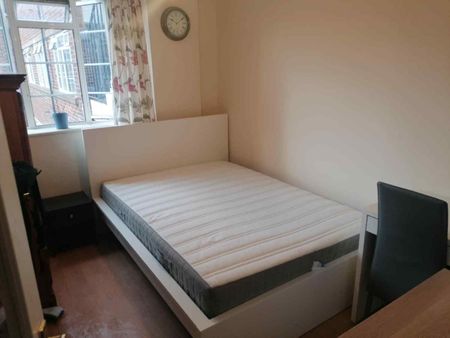 West Kensington Court A Room A - Photo 5