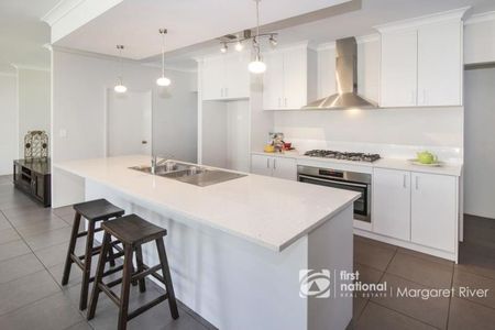 FAMILY LIVING - Photo 4