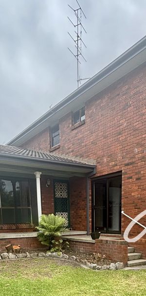 SPACIOUS FAMILY HOME WITH SELF-CONTAINED GRANNY FLAT | PRIME VINCENTIA LOCATION - Photo 2