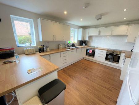 1 bedroom in a house share to rent - Photo 2