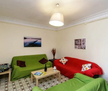 Room in a shared 10-bedroom apartment for rent in El Fort Pienc, all bills included, suitable for professionals and students. - Foto 4